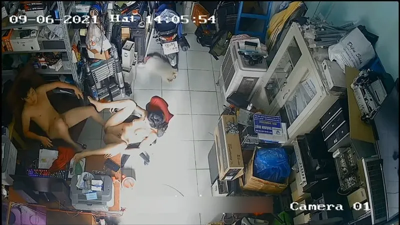Vợ yêu người chồng xoạc nhau trong của hàng máy tính