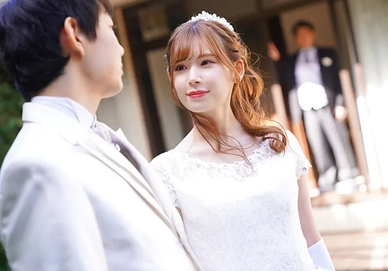 Bố chồng yêu nắc vợ của con trai ngay sau lễ cưới của con trai
