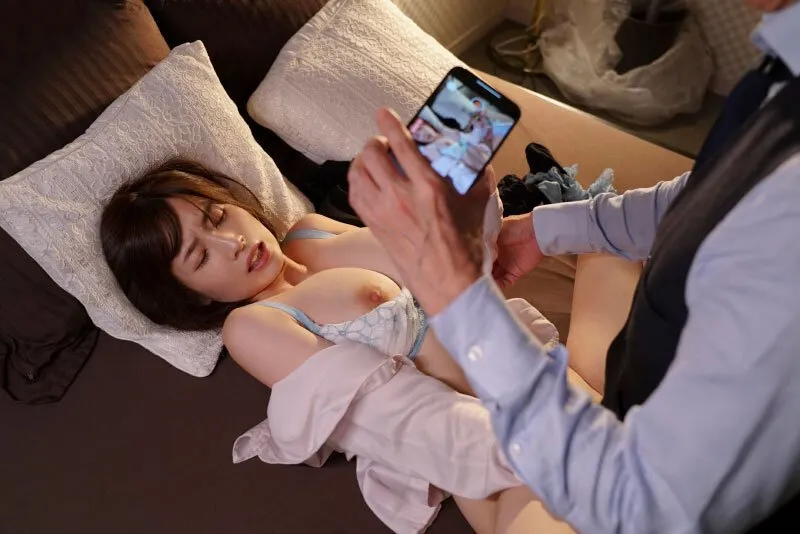 Sếp chuốc thuốc em thư ký bắt nắc cả đêm khi đi công chuyện xa